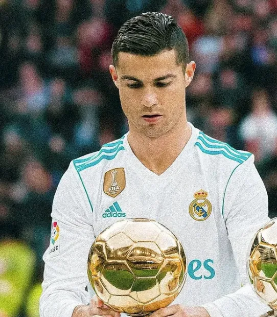Ronaldo tar emot d'Or när han spelade i Real Madrid